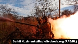 Росія почала масовано штурмувати Авдіївку 10 жовтня. Фото: бійці спецпідрозділу «Омега» НГУ стріляють з СПГ-9 на позиціях в Авдіївці, 8 листопада 2023 року