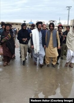 حنيف پښتين په بنو کې عدالت ته ته دخپلې مقدمې د اورېدنې لپاره روان ده ــ انځورله ارشيفه