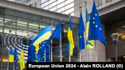 پرچم اوکراین و اتحادیه اروپا در بروکسل