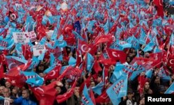 თურქეთის მთავარი ოპოზიციური ალიანსის საპრეზიდენტო კანდიდატის ქემალ ქილიჩდაროღლუს მხარდამჭერების აქცია 14 მაისის საპრეზიდენტო და საპარლამენტო არჩევნების წინ სტამბოლში. 2023 წლის 6 მაისი.