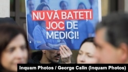 De la 1 ianuarie 2026, medicii români vor avea un nou cod deontologic. Imagine de arhivă de la un protest al medicilor.