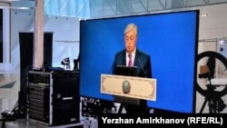 Казакстандын президенти Касым-Жомарт Токаев Казакстан Элинин ассамблеясынын XXXII отурумунда сүйлөп жатат. Журналисттер анын сөзүн Тынчтык жана ынтымак сарайында орнотулган телемонитор аркылуу көрүшүүдө. Астана, 2023-жыл, 27-апрель