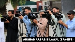 په پېښور کې خبریالان یوې غونډې ته پوښښ ورکوي - پخوانی انځور.