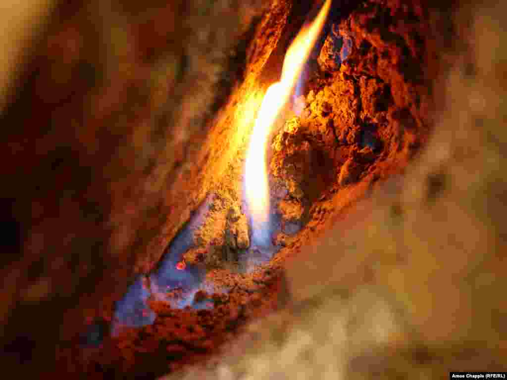 Flakët e gazit shpërthejnë brenda një shkëmbi në një pyll pranë Lopatarit. Zota, i cili tani drejton një muze të vogël kushtuar qarkut Buzau, tha se gjatë Luftës së Dytë Botërore, "ishte vendosur të zhvillohej një betejë e madhe midis trupave sovjetike dhe atyre gjermane në Lopatari. " Ajo betejë nuk u zhvillua kurrë, por sot disa pasardhës gjermanë të trupave naziste vijnë në rajon për të kërkuar flakët e egra, "sepse paraardhësit e tyre ua kishin përmendur këtë zjarr të pashueshëm", tha Zota. &nbsp;