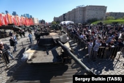 Посетители у танка M1 Abrams на выставке трофейной техники из стран НАТО в Москве. Россия, май 2024 года