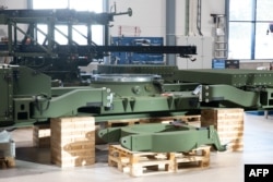 Деталі пускової установки ЗРК NASAMS під час виробництва на складальній лінії заводу оборонної та аерокосмічної зброї Kongsberg у Конгсберзі, Норвегія, 30 січня 2023 року