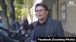 Bartha Barna face parte din partidul parlamentar de extremă dreaptă Mi Hazánk (Țara Noastră), care deține 9% din Parlamentul Ungariei, iar derapajul său a avut loc în cadrul unei întâlniri care a avut loc la Sfântu Gheorghe.