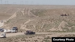 Лейлек районунун Арка айылында адырга качкан жергиликтүүлөр. Баткен облусу. (Сүрөт Саатбек Эгембердиевге таандык).