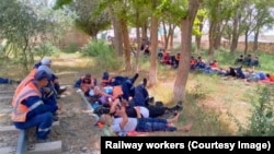 Бейнеу станциясында митингге чыккан темир жолчулар. Маңгыстау облусу. 3-август, 2022-жыл.