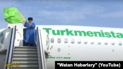 “Watan” habarlar gepleşiginiň 29-njy iýuldaky sanynda, ýurda dolanandygy aýdylýan zyýaratçylaryň uçardan eli baýdakly düşýän pursatlary görkezildi. 