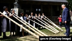 Premierul Nicolae Ciucă nu este unul dintre cei mai performanți politicieni de pe rețelele sociale. Imagine generică cu participarea premierului la un eveniment public. 