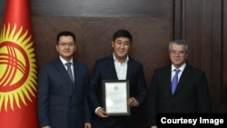 Алтынбек Жумаев, Дайырбек Орунбеков жана Сүйүнбек Касмамбетов. 2021-жылдын декабры. Сүрөт Дайырбек Орунбековдун Фейсбуктагы баракчасынан алынды. 