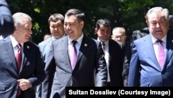 Слева направо: Шавкат Мирзиеев, Садыр Жапаров и Эмомали Рахмон, июль 2022 г.