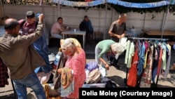 Curtea Centrului Comunitar Grivița-Cișmigiu este, de obicei, plină de persoane. În jur de 100 de beneficiari vin aici zilnic. 