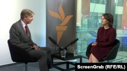 Ministrul german de Externe, Annalena Baerbock, în dialog cu corespondentul Europei Libere Ray Furlong.