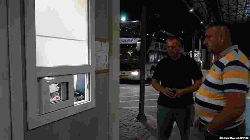 Një qytetar me letërnjoftim të Serbisë, duke pritur të marrë dokumentin për hyrje/dalje nga Policia e Kosovës.