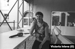 Наташа, вывезенная вместе с тремя детьми из Лисичанска, беседует с родственниками в церковном дворе