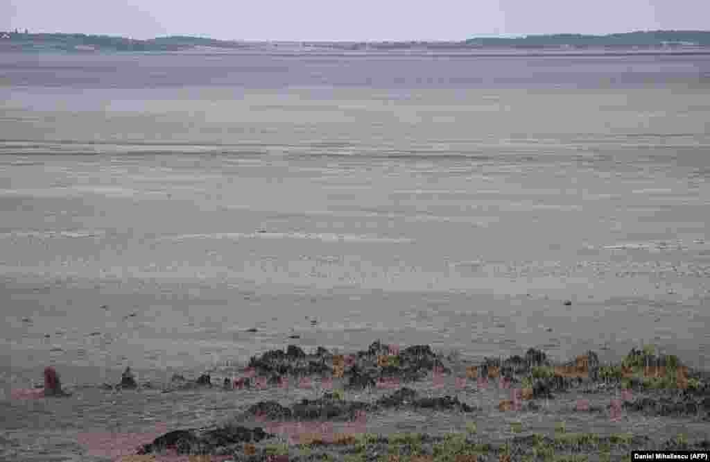 Fundul lacului Amara din sud-estul României, 27 iulie. Peste 200 de orașe și sate din România au restricționat consumul de apă, în încercarea de a trece cu bine peste perioada de vară...