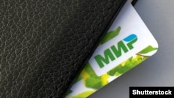 Карта российской платежной системы «Мир». Иллюстративное фото