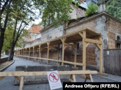 Strada pe care se află Băile Imperiale Austriece este închisă din cauza pericolului de prăbușire a clădirii