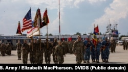 Soldați americani în timpul unei ceremonii de la Baza Aeriană Mihail Kogălniceanu. SUA au militari acolo, la fel ca și la scutul de la Deveselu. 