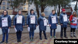 Акция ростовских активистов, Кирилл Скрипин (крайний слева)