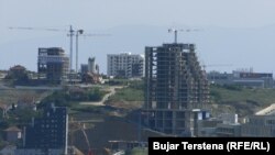 Ndërtimet në Prishtinë. Sipas arkitektit gjerman, Jan Liesegang, Kosova "është vend kaotik, por shumë i gjallë”.