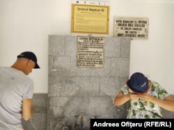 În Băile Herculane se află mai multe izvoarele publice la care vin turiștii. Izvorul de apă plată Domogled de la care care localnicii iau apă, Izvorul de ochi Argus, Izvorul de stomac, Izvorul de cură internă Diana III, Izvorul Scorillo. Toate sunt răspândite de o parte și de alta a râului Cerna.