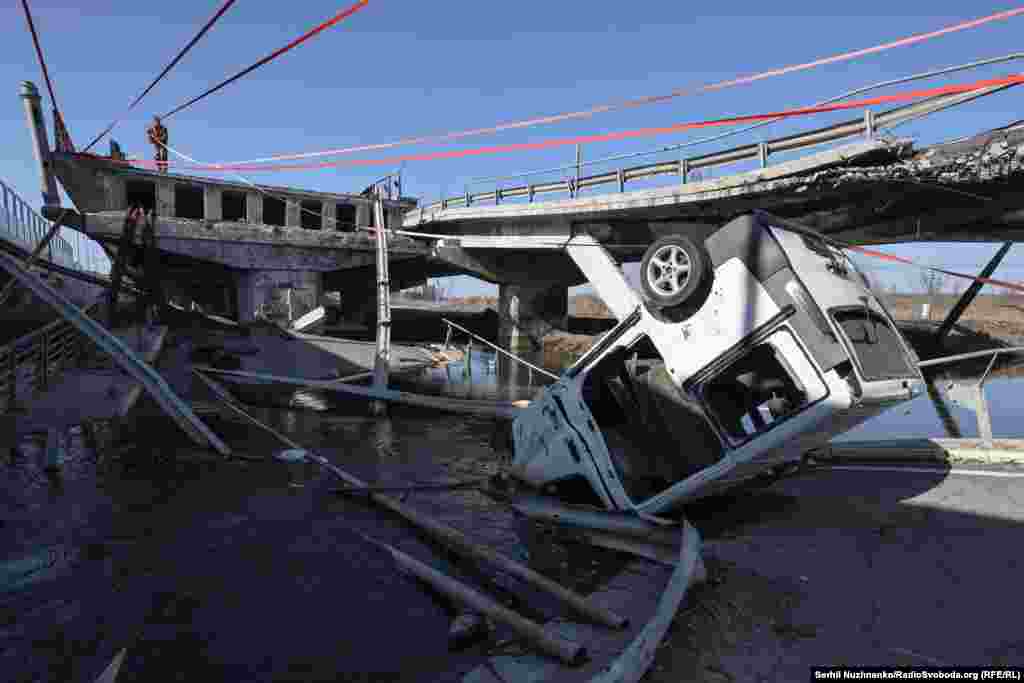 Весь світ облетіли кадри, як люди тікають від російських військ, перетинаючи річку по уламках Романівського мосту і дерев'яних трапах.При цьому російська армія обстрілювала цей шлях евакуації цивільних. Ліворуч фото від 7 березня 2022, праворуч – березень 2025 року