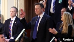 ილონ მასკი კონგრესში საპასუხოდ ესალმება რესპუბლიკელებს, რომლებიც პრეზიდეტ დონალდ ტრამპის მისალმების შემდეგ მას ტაშით შეეგებნენ