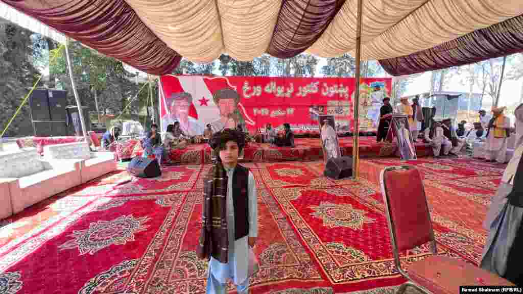 یو ماشوم پګړۍ په سر کړې او د پښتو د کولتور ورځ لمانځي. 