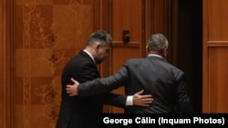 Marcel Ciolacu și Nicolae Ciucă pleacă de la ședința comună solemnă a Senatului şi Camerei Deputaţilor consacrată comemorării a 35 de ani de la Revolta Anticomunistă de la Braşov din 15 noiembrie 1987, organizată la Palatul Parlamentului din București, 14 noiembrie 2022. 