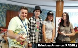 Flavius Loga (stânga), președintele Asociației LOGS, cu trei tineri care au fost în tabăra de la Muntele Mic