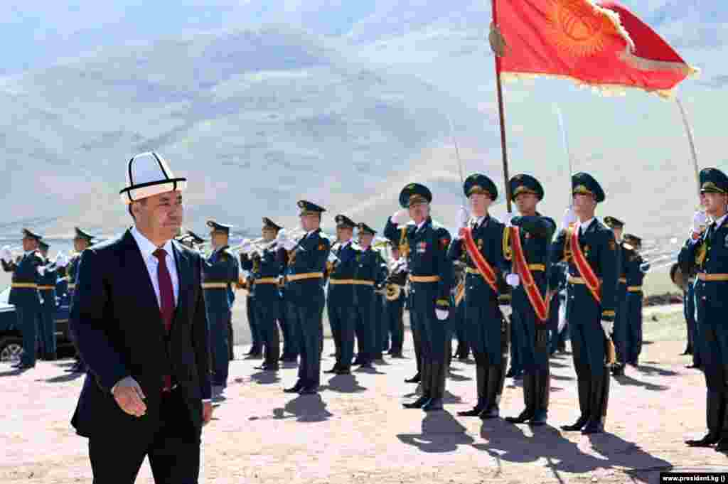 Мамлекет башчысы Садыр Жапаров кыргызстандыктарды эгемендик күнү менен куттуктады.