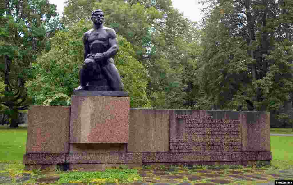 Меморіал у Таллінні членам профспілки, які &laquo;загинули від рук естонської буржуазії&raquo; у вересні 1919 року. 12 серпня Естонія депортувала двох російських журналістів, які нібито повідомляли про заплановане знесення радянських пам'яток. Естонська прикордонна поліція заявила, що вони &laquo;приїхали до Естонії для ведення пропагандистської роботи порушуючи візовий режим&raquo;