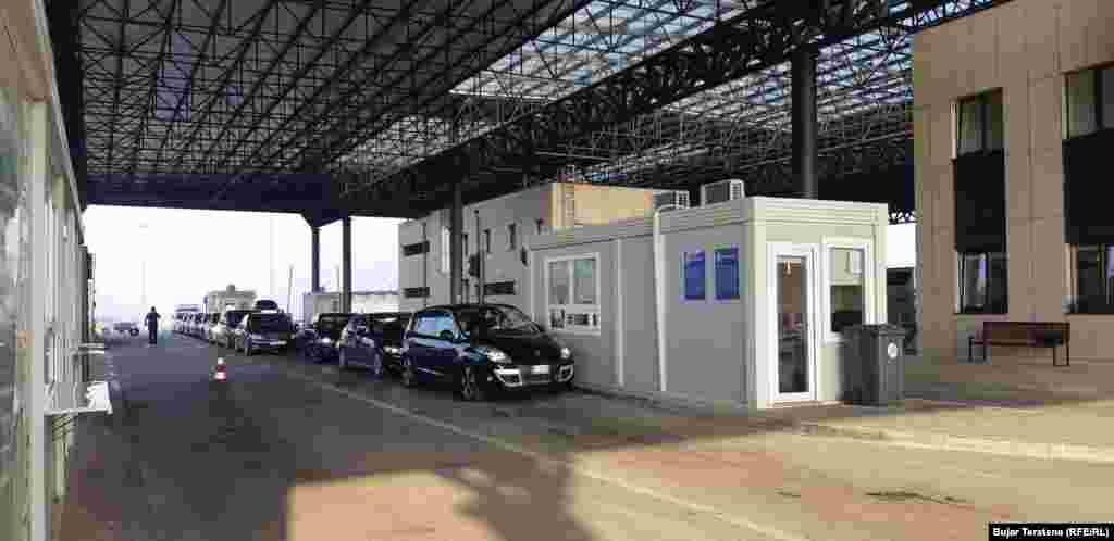 Makinat nga Kosova në pjesën e Serbisë, në pikëkakimin kufitar në Merdarë. Nga 1 shtatori, shtetasit e Kosovës dhe Serbisë nuk do të pajisen më me dokumente për hyrje/dalje.&nbsp;