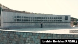 Memoriali i Reçakut. Në fshatin Reçak, rreth 30 kilometra larg Prishtinës, forcat serbe vranë 45 civilë shqiptarë, më 15 janar të vitit 1999.