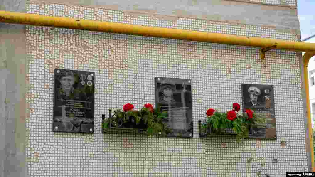 Окремі вікна цієї &laquo;іменної&raquo; п'ятиповерхівки на вулиці Севастопольській теж вибило вибуховою хвилею