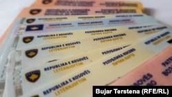 Letërnjoftime dhe patentë shoferë të lëshuar nga autoritetet e Kosovës.