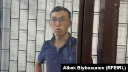 Ырыс Жекшеналиев сот залында.