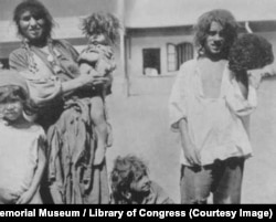 Familie de romi sedentari, din Craiova, în anii '30.