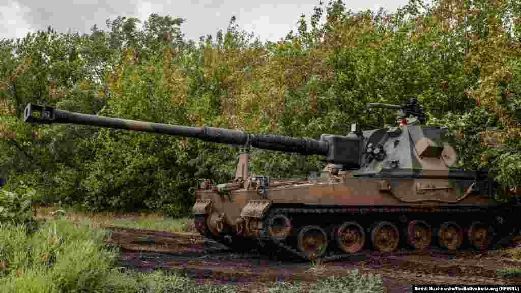 Через несколько минут журналисты быстро завершают разговор, поступает команда "к бою". Экипаж грузится, готовится к бою, и машина KRAB уносится в поле &ndash; на огневую позицию.