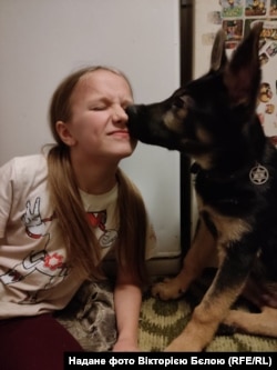 Домініка і її улюблений пес Вайт