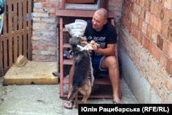 Євген з пораненим псом Термінатором