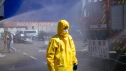 Un salvator ucrainean participă la un exercițiu de salvare în orașul Zaporojie pe 17 august 2022.