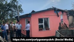 Комиссия российского правительства Крыма у частного дома, пострадавшего от взрывов на российском военном объекте в селе Майское Джанкойского района, 9 августа 2022 года