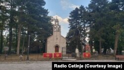 Zastave na ogradi Vlaške crkve na Cetinju