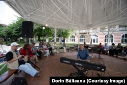 Pavilionul muzical din fața cazionului era animat de fanfara militară care cânta diverse cântece înainte de 89. Aici, 10 ani (1896 – 1906), a cântat fanfara Regimentului de infanterie nr. 33 din Arad condusă de austriacul Jakob Pazeller, cel care, în anul 1903, a compus, la Băile Herculane, faimosul vals „Souvenir de Herkulesbad”. Anul acesta nepotul compozitorului a interpretat valsul bunicului său.