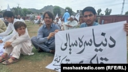 د جرګې ګډونوالو بېلابېل بینرونه هم جوړ کړي ول - د اګست ۲۲مې انځور.