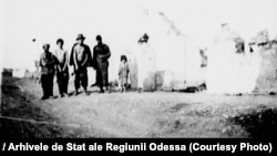 În 1942 și sporadic în 1943, aproximativ 25.000 de romi, dintre care jumătate copii, au fost deportați de regimul Antonescu în Transnistria. Dintre aceștia, în jur 11.000 nu au mai supraviețuit, din cauza foamei, a bolilor și a frigului pe timpul iernii.